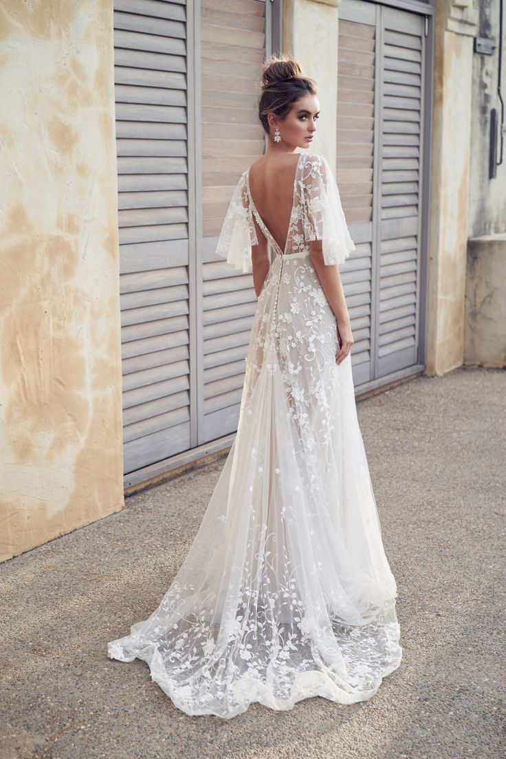 Trendy White Lace V Back High Quality Wedding Dresses