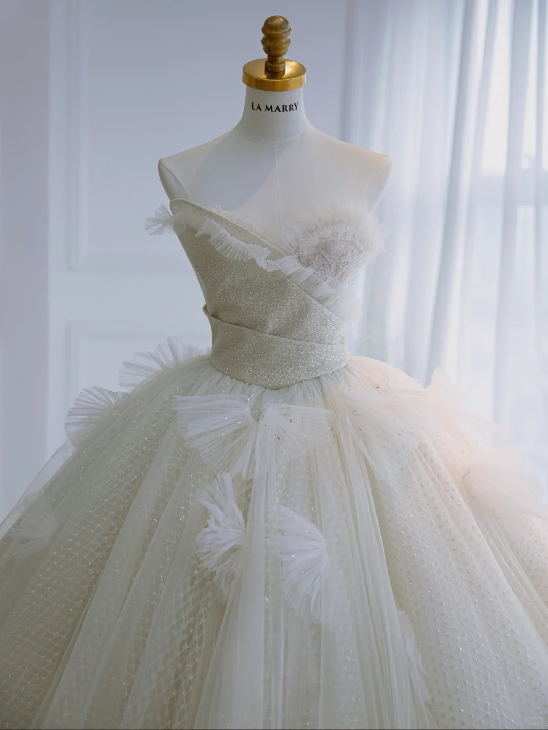 Elegant Ball Gown Strapless Tulle Sequin Long Wedding Dresses