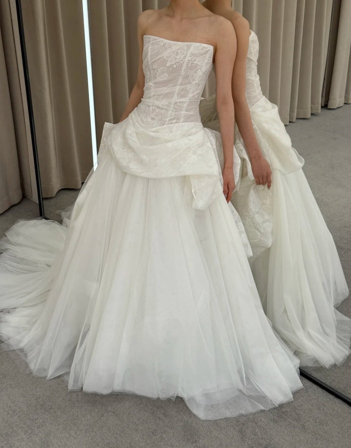 Elegant White Wedding Dress A-Line Tulle Strapless Bridal Gowns Sleeveless Bridal Dress