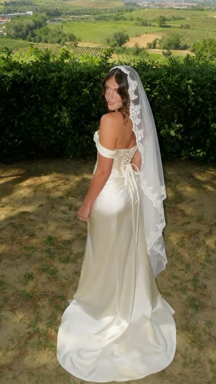 Vintage Off Shoulder Wedding Dress - Ivory Sheath Bridal Gown with Appliques