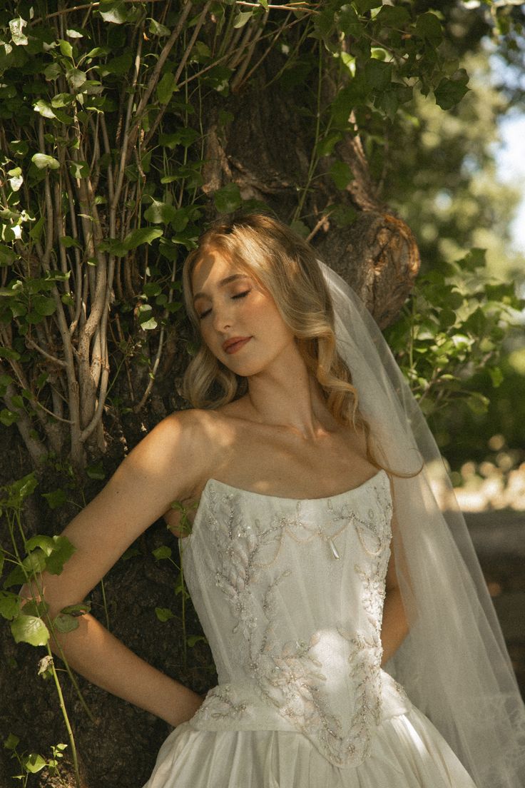 Strapless Lace Satin Wedding Dress - Vintage White Bridal Gown with Train