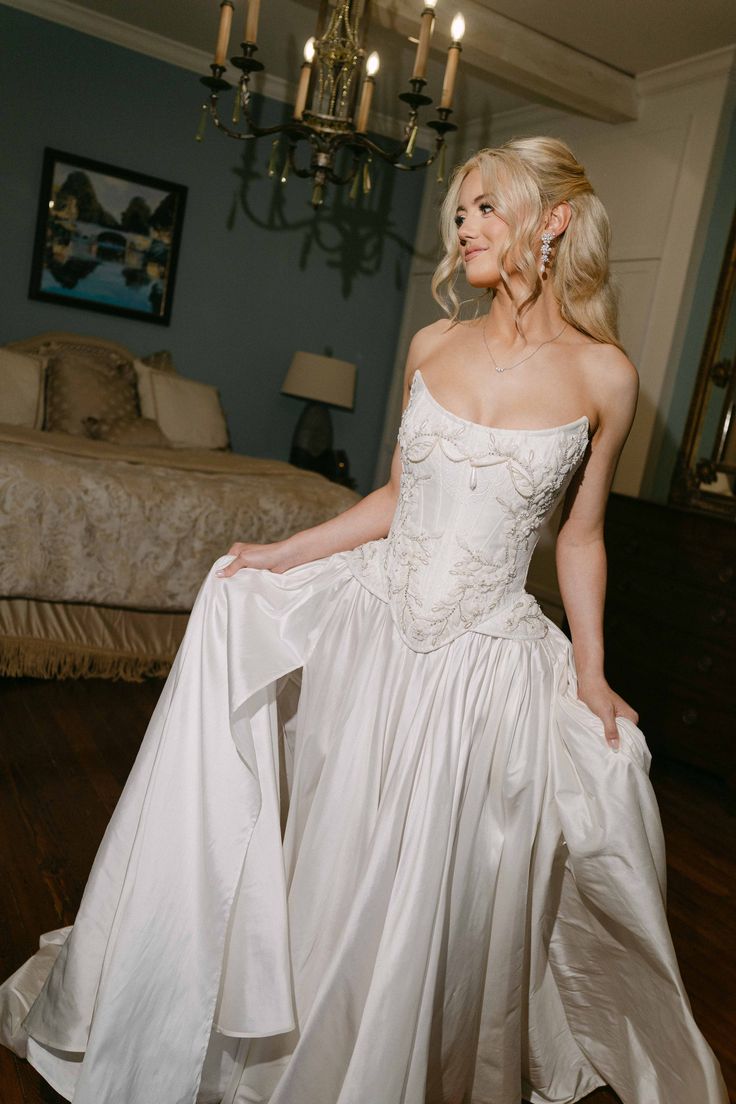 Strapless Lace Satin Wedding Dress - Vintage White Bridal Gown with Train