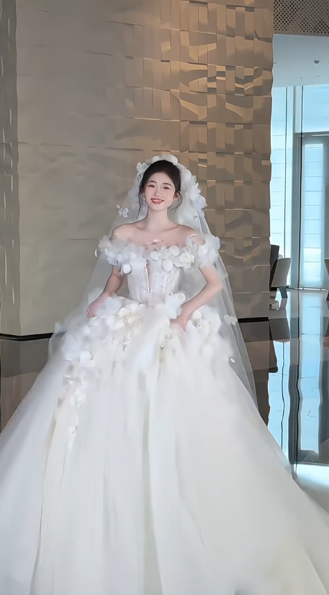 Pretty Ball Gown Strapless Tulle Applique With Veil Long Wedding Dresses