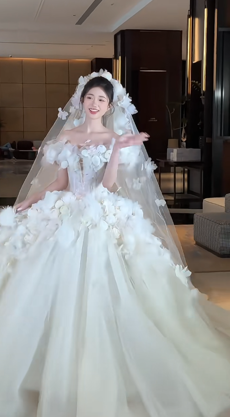 Pretty Ball Gown Strapless Tulle Applique With Veil Long Wedding Dresses
