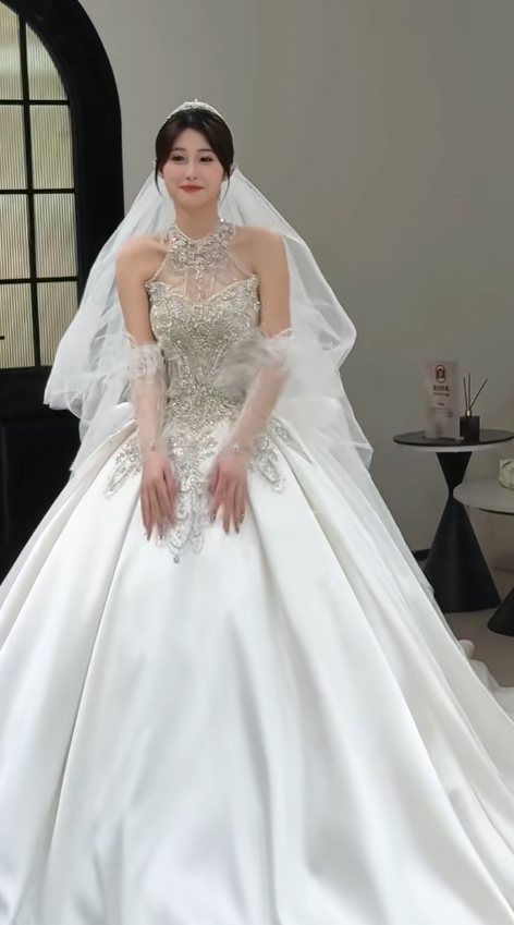 Timeless Ball Gown Halter Satin Sequin Beaded With Veil Long Wedding Dresses