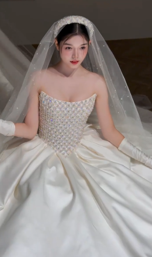 Stunning Ball Gown Strapless Satin Beaded With Gloves Veil Long Wedding Dresses