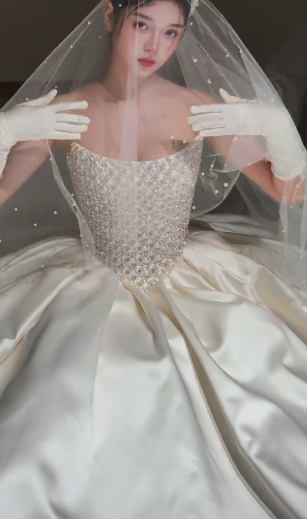Stunning Ball Gown Strapless Satin Beaded With Gloves Veil Long Wedding Dresses