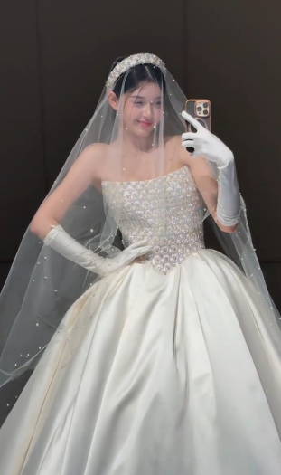 Stunning Ball Gown Strapless Satin Beaded With Gloves Veil Long Wedding Dresses