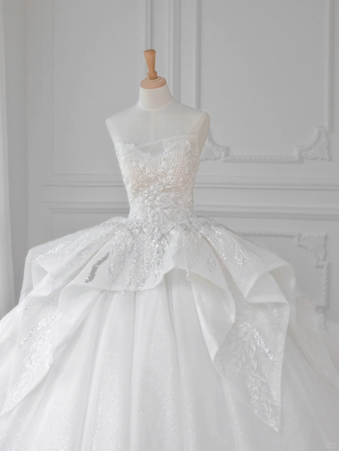 Dreamy Ball Gown Strapless Tulle Sequin Applique Long Wedding Dresses