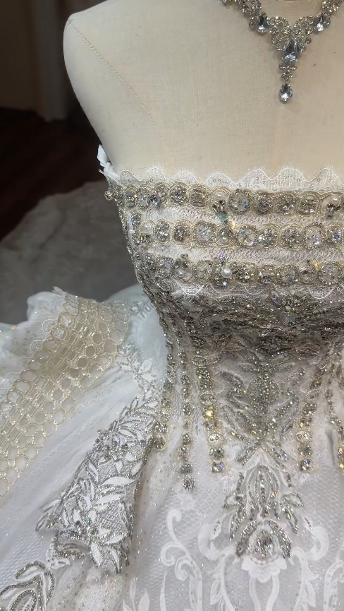 Timeless Strapless White Wedding Dress Tulle Beaded A-Line Bridal Gown Sleeveless Bridal Dresss