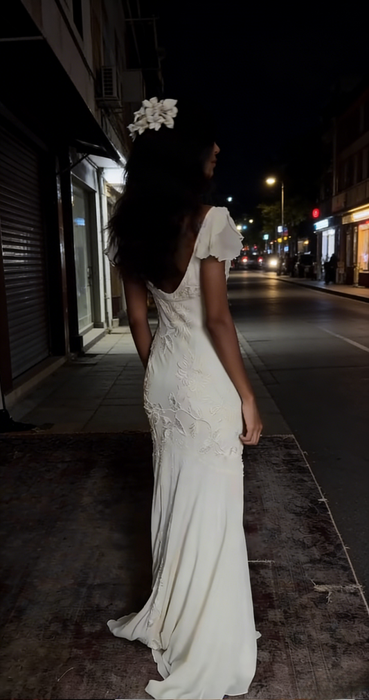 Chic V-neck Sheath Chiffon Wedding Dress Embroidered Applique White Bridal Dress