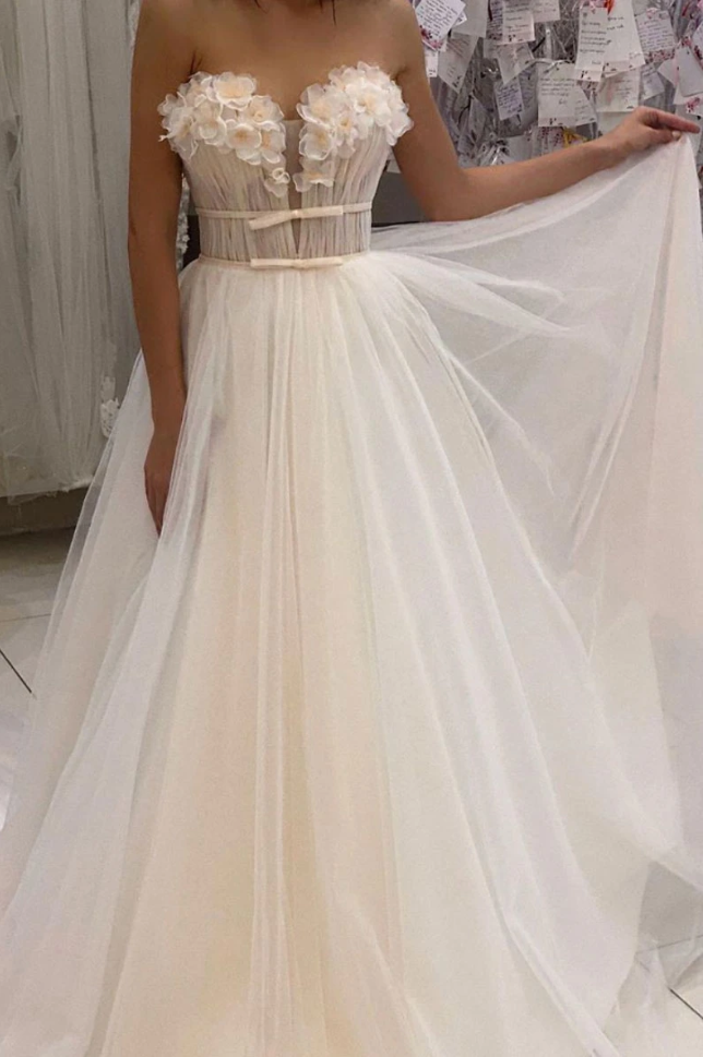 Elegant tulle sweetheart prom dress with romantic neckline and flowing long silhouette