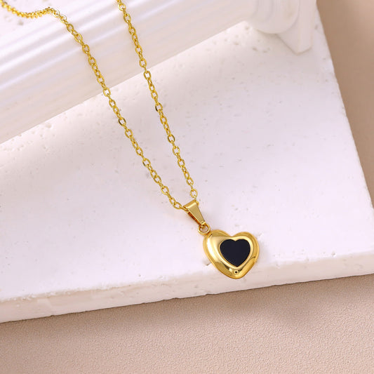 Black and white heart-shaped shell necklace for women