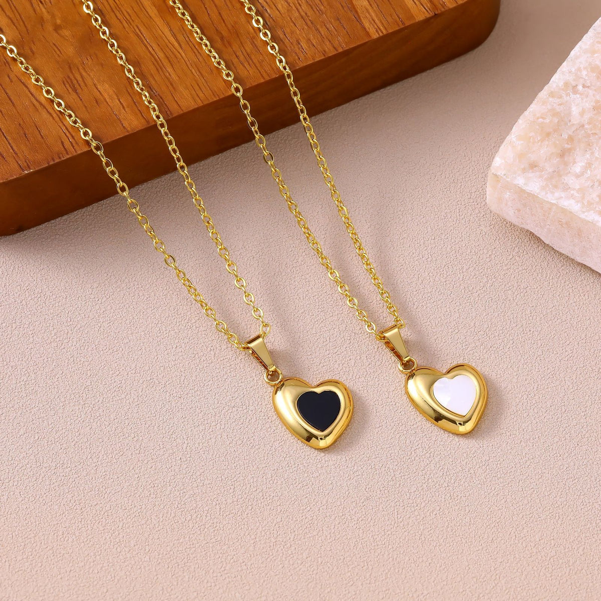Black and white heart-shaped shell necklace for women