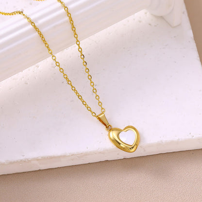 Black and white heart-shaped shell necklace for women