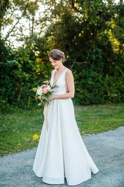 Sexy White Backless Wedding Dresses Floor Length Bridal Gowns