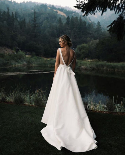 Sexy White Backless Wedding Dresses Sleeveless Bridal Gowns