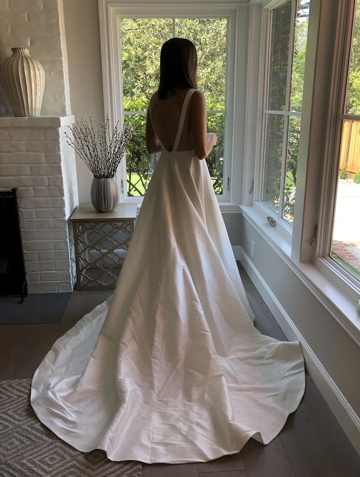 Sexy White Backless Wedding Dresses Sleeveless Bridal Gowns