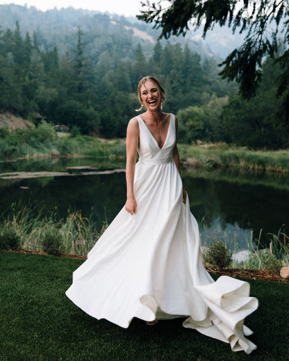 Sexy White Backless Wedding Dresses Sleeveless Bridal Gowns