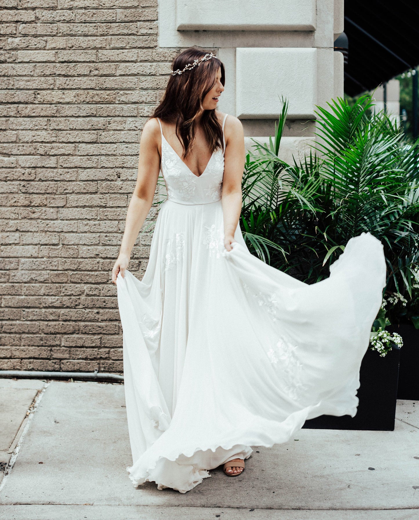 Sexy White V-neck Chiffon Wedding Dresses A-Line Beach Wedding Gown