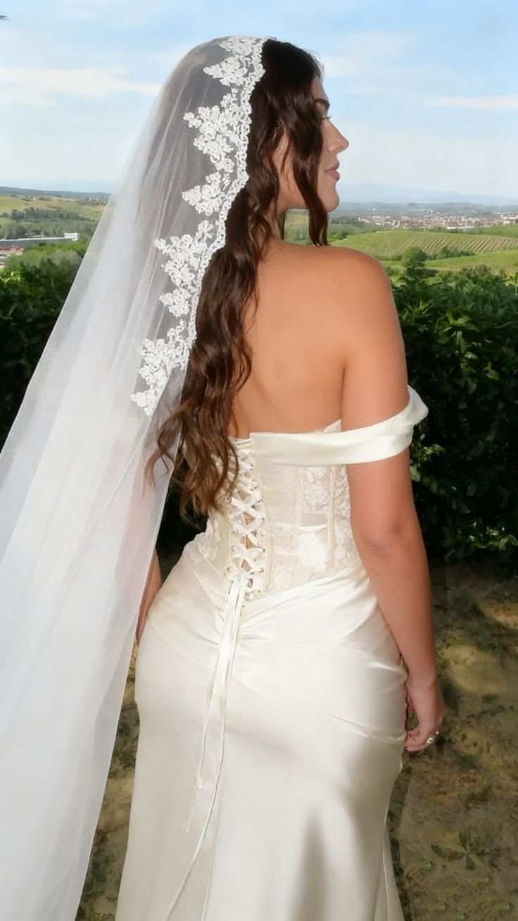 Vintage Off Shoulder Wedding Dress - Ivory Sheath Bridal Gown with Appliques